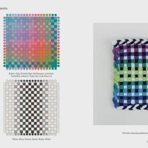 K&ouml;nnte beinhalten: Eine Seite aus einem Buch mit dem Titel Gradients, die vier Rastermuster mit verschiedenen Farbkombinationen wie Pflaume, Lila, Gr&uuml;n und Blau zeigt, sowie einen quadratischen gewebten Topflappen mit Karomuster und geflochtenem Rand.