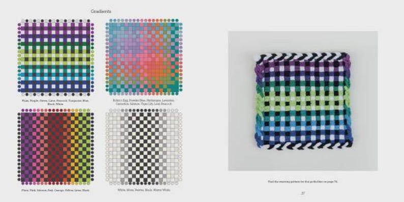 K&ouml;nnte beinhalten: Eine Seite aus einem Buch mit dem Titel Gradients, die vier Rastermuster mit verschiedenen Farbkombinationen wie Pflaume, Lila, Gr&uuml;n und Blau zeigt, sowie einen quadratischen gewebten Topflappen mit Karomuster und geflochtenem Rand.