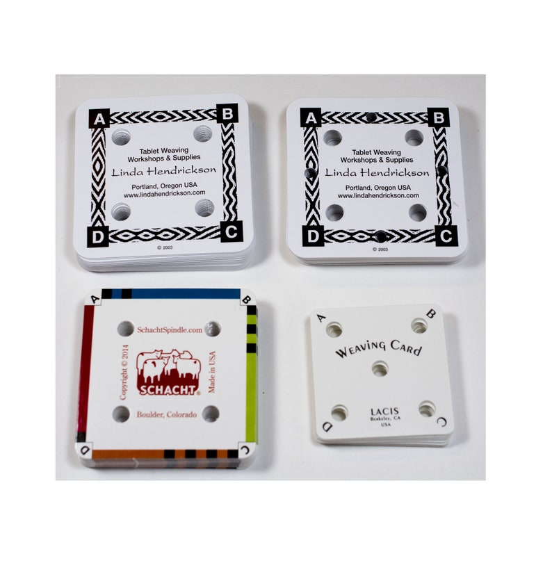 Puede incluir: Un conjunto de tarjetas de tejido blancas con esquinas redondeadas, con texto y dise&ntilde;os geom&eacute;tricos. Algunas tarjetas muestran el texto "Tablet Weaving Workshops & Supplies" y "Linda Hendrickson." Otras tarjetas tienen el texto "SCHACHT" y "WEAVING CARD."