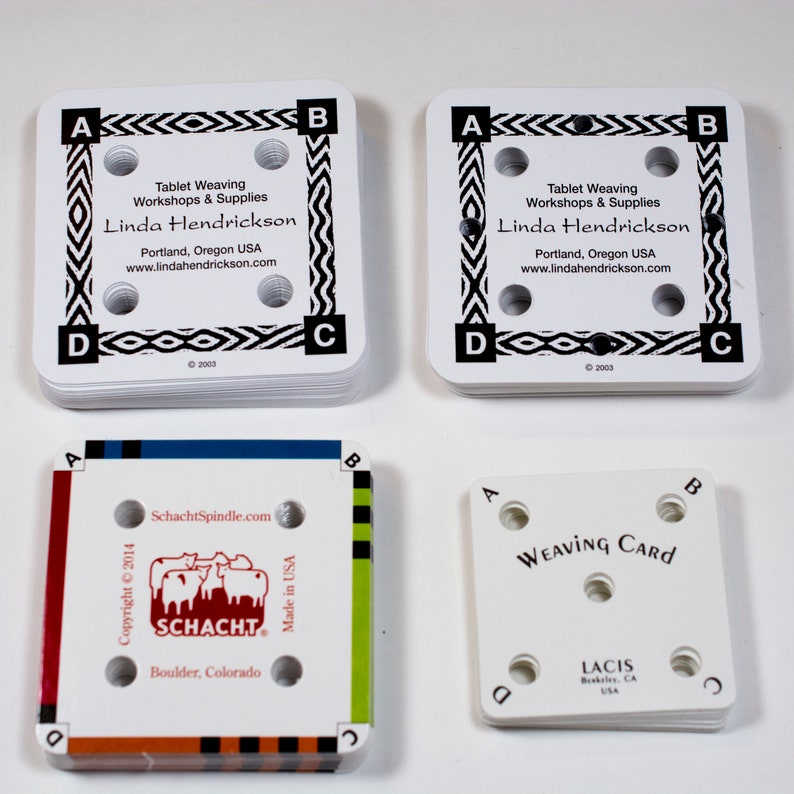 Puede incluir: Un conjunto de tarjetas de tejido blancas con cuatro agujeros y marcas en las esquinas. Algunas tarjetas presentan el texto: "Tablet Weaving Workshops & Supplies" y "Linda Hendrickson." Otras tarjetas muestran "SCHACHT" y "Weaving Card."