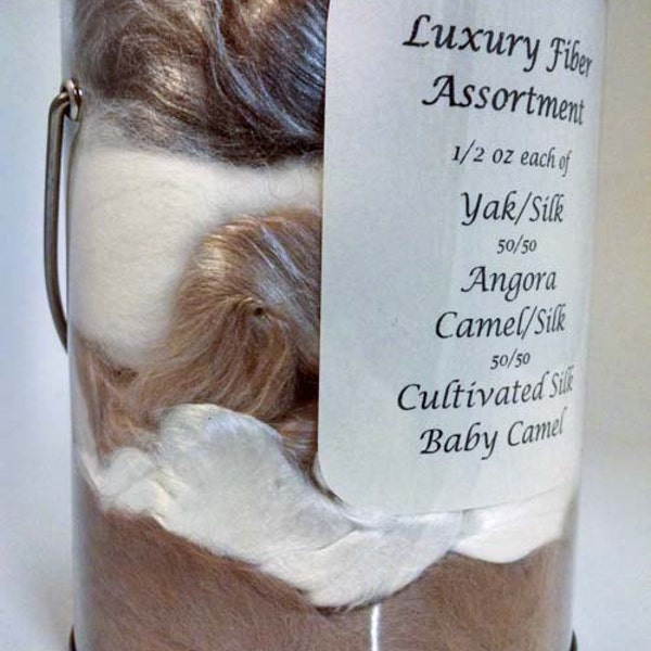 Asortyment w obiekcie Luxury przędzenia włókien. Yak, jedwab, Angora, Camel i mieszanek. Wędrujące i góry