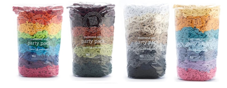 Op de afbeelding: Vier zakken met kleurrijk versnipperd tissuepapier, elk met het label "Traditional Size Party Pack, Count 18 Pieces". De zakken zijn gerangschikt in een rij van links naar rechts: regenboog, bruin en groen, wit en grijs, en oranje en paars.