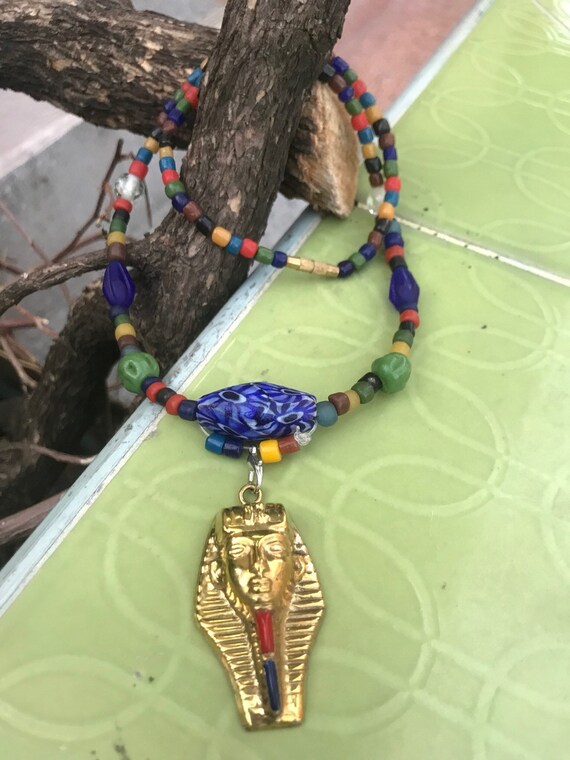古代エジプトのツタンカーメン王のアフリカのジュエリー、真鍮の 古代エジプトのツタンカーメン王のアフリカのジュエリー、真鍮の
