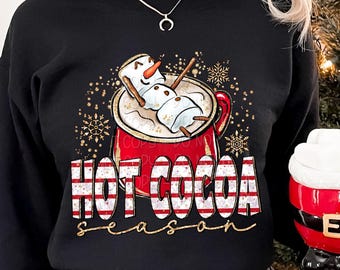 Warme chocolademelk seizoen PNG, warme chocolademelk PNG, sneeuwpop PNG, gezellige kerst PNG, winter PNG, kerst PNG, ontwerp voor een kerstshirt, shirt PNG