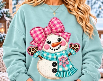 Nep geborduurde sneeuwpop PNG, Sneeuwpop ontwerp voor meisjesachtig shirt, Luipaardprint winter PNG, Sneeuwpop met strik PNG