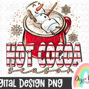 Op de afbeelding: Een grafische illustratie met een rode mok gevuld met warme chocolademelk en een marshmallow-sneeuwpop die erin ontspant. De tekst HOT COCOA SEASON staat in dikke, rood-wit gestreepte letters met gouden accenten en sneeuwvlokken.