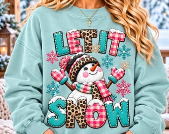 Laat het sneeuwen PNG, nep geborduurde sneeuwpop PNG, leuk wintershirtontwerp, luipaardsneeuwpop PNG, sneeuwvlok PNG