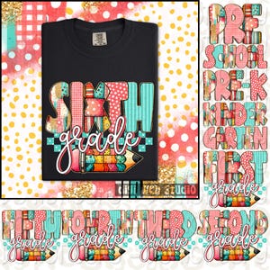 Pode incluir: Camiseta preta com um design colorido "Sixth Grade". O design apresenta um lápis e as palavras estão em um estilo patchwork com detalhes em rosa, azul-turquesa e dourado. Designs adicionais de nível de série também são visíveis.