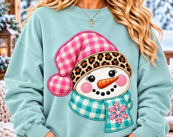 Nep geborduurde sneeuwpop PNG, schattig sneeuwpopgezicht PNG, luipaardprint wintershirt ontwerp, meisjesachtige sneeuwpop PNG