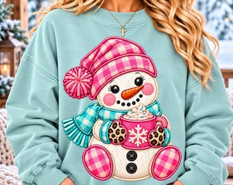 Nep geborduurde sneeuwpop PNG, Sneeuwpop met warme chocolademelk PNG, Leuk ontwerp voor een wintershirt, Sneeuwpop met luipaardprint PNG