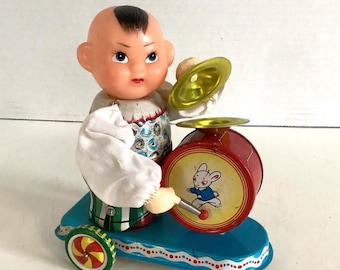 Wind Up toy in working condition, 1960s. Boy with drum. Key included.