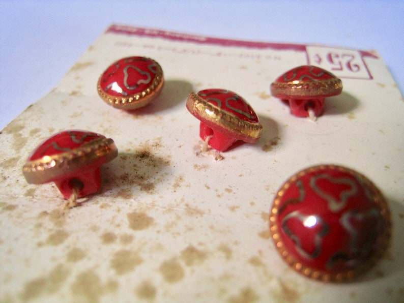 Size 18 5 buttons on card 12 inch vintage button set 1940s German glass buttons LeChic red glass with handpainted gold squiggles