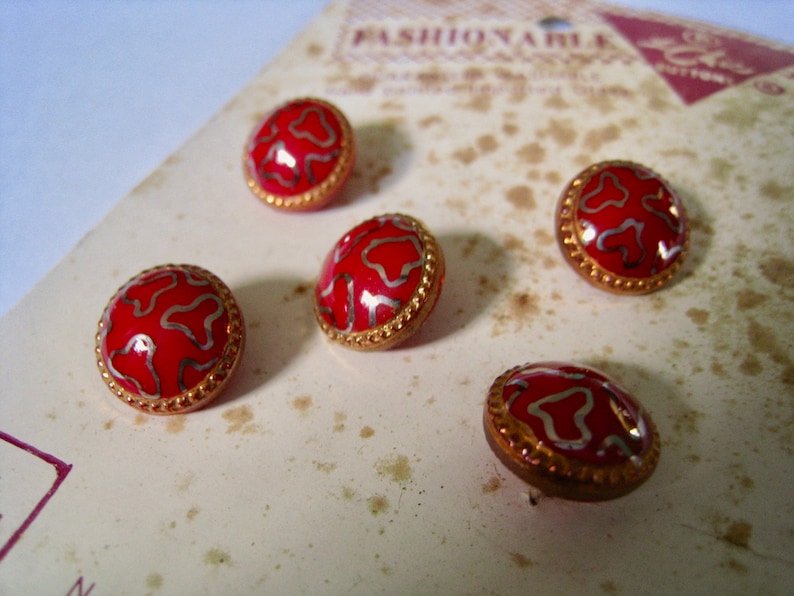 Size 18 5 buttons on card 12 inch vintage button set 1940s German glass buttons LeChic red glass with handpainted gold squiggles