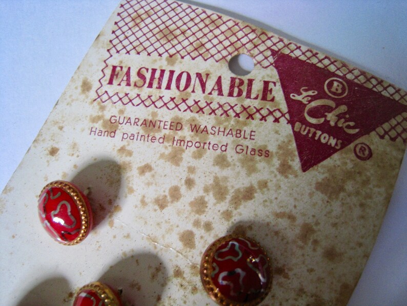 Size 18 5 buttons on card 12 inch vintage button set 1940s German glass buttons LeChic red glass with handpainted gold squiggles