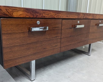 Aparador de palisandro brasileño y cromo de Gordon Russell. Rara credenza moderna de mediados de siglo, de estilo danés moderno.