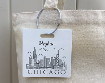 Könnte beinhalten: Weißer Gepäckanhänger mit einer Schwarzweißillustration der Skyline von Chicago und dem Text "Meghan CHICAGO".