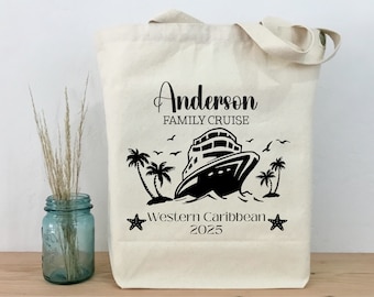 Könnte beinhalten: Eine weiße Canvas-Tragetasche mit schwarzem Text und einer Grafik eines Kreuzfahrtschiffs. Der Text lautet "Anderson Family Cruise Western Caribbean 2025".