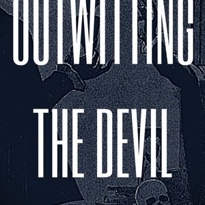 Puede incluir: Una imagen en blanco y negro de una portada de libro con el título "Outwitting the Devil" escrito en letras blancas grandes. El texto "Interview with the Devil" está escrito en letras blancas más pequeñas en la parte superior de la portada. El nombre del autor, "Napoleon Hill", está escrito en letras blancas en la parte inferior de la portada.
