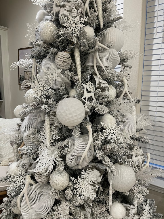 White and silver christmas tree decorations discount