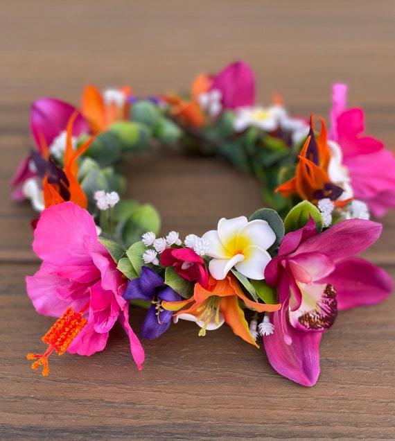 la jolie couronne de papier de Louison, pour l'anniversaire Tropical <3   Couronnes de fleurs en papier, Couronne de papier, Anniversaire tropical