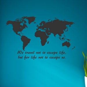 Nous voyageons non pour échapper à la vie, mais pour que la vie ne nous échappe pas - Grand sticker carte du monde - Art mural - Décoration d'intérieur - Salon - Chambre à coucher