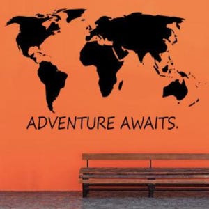World Map Adventure Awaits - Wandaufkleber - Reise - Fernweh - Abenteuer - Home Decor - Wandkunst - Hochwertige Vinylgrafik