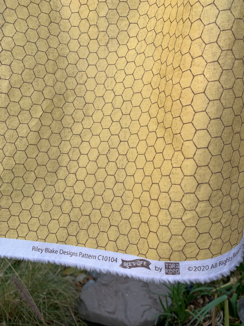 Bees Life Wabe in Pergament oder Honig Farben von Tara Reed für Riley Blake Fabrics 100 Prozent Baumwollstoff verkauft von der Hälfte Yard Bild 9