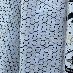 Könnte beinhalten: Weißer Stoff mit einem schwarzen Hühnerdrahtmuster. Der Stoff hat eine subtile Textur und einen leicht abgenutzten Look.