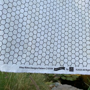 Bees Life Wabe in Pergament oder Honig Farben von Tara Reed für Riley Blake Fabrics 100 Prozent Baumwollstoff verkauft von der Hälfte Yard Bild 4