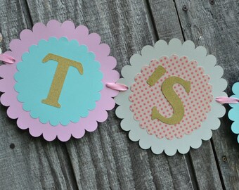 Es una bandera de niña, rosa, menta y oro bandera de ducha de bebé, bebé ducha bandera