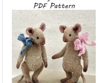 Op de afbeelding: Een PDF-patroon voor het maken van een miniatuur teddybeer genaamd Milly, die 10 cm (3,9 inch) hoog is. Het patroon bevat twee teddyberen, een met een blauw lint en de andere met een roze lint.