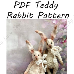 Peut inclure: Patron PDF pour la création de deux lapins en peluche blancs avec des nez et des oreilles roses. Les lapins sont assis sur un fond blanc à motif floral.