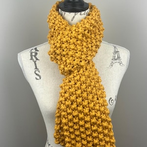 Gestrickter Schal in Senfgelb