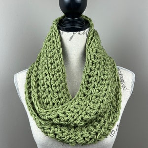 Infinity scarf crochet, crochet scarf green