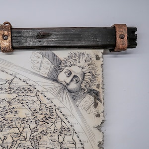 Mappa unica di Terra Incognita, decorazione medievale su tela con arma di ferro, ferramenta arrugginita e legno antico