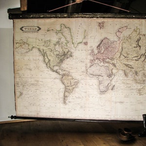 Interessante grünliche Weltkarte mit Eisenbändern, Viktorianische Welt 1831, Extra große Weltkarte, Gothic Kunst