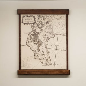 Carta antiga do porto de Mônaco com belos acabamentos vintage em valnut e bordas acetinadas. Decoração de parede poderosa para seu espaço.