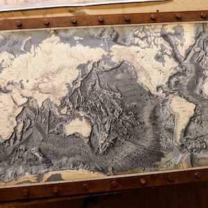 Mapa y marco hechos con un casco de barco antiguo, Mapa del fondo del océano para esposa o esposo, Pacífico en el medio, Regalo para marineros