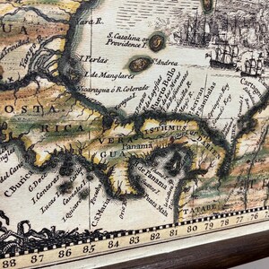 Puede incluir: Un mapa vintage de Am&eacute;rica Central, que muestra el Mar Caribe, el istmo de Panam&aacute; y las islas circundantes. El mapa est&aacute; impreso en papel con una superficie texturizada y tiene un marco marr&oacute;n.