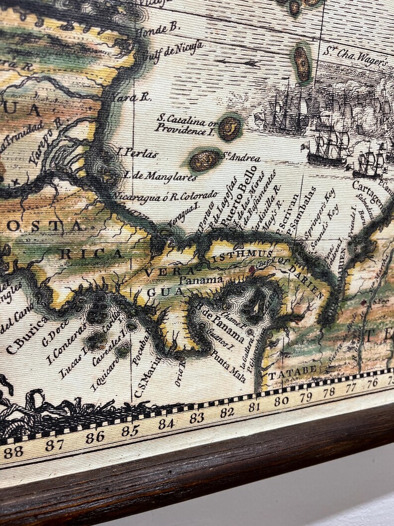 Puede incluir: Un mapa vintage de Am&eacute;rica Central, que muestra el Mar Caribe, el istmo de Panam&aacute; y las islas circundantes. El mapa est&aacute; impreso en papel con una superficie texturizada y tiene un marco marr&oacute;n.