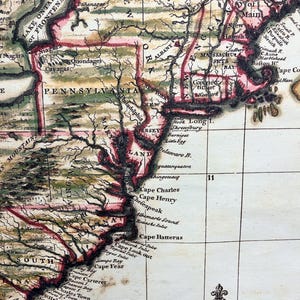 Puede incluir: Un mapa antiguo del este de los Estados Unidos, que muestra los estados de Nueva York, Pensilvania, Nueva Jersey, Delaware, Maryland, Virginia, Carolina del Norte, Carolina del Sur y Massachusetts. El mapa est&aacute; dibujado a mano y presenta detalles intrincados, incluidos r&iacute;os, monta&ntilde;as y ciudades. El mapa est&aacute; impreso en papel y tiene un aspecto vintage.