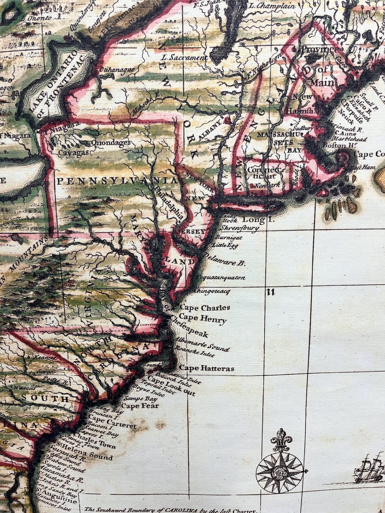 Puede incluir: Un mapa antiguo del este de los Estados Unidos, que muestra los estados de Nueva York, Pensilvania, Nueva Jersey, Delaware, Maryland, Virginia, Carolina del Norte, Carolina del Sur y Massachusetts. El mapa est&aacute; dibujado a mano y presenta detalles intrincados, incluidos r&iacute;os, monta&ntilde;as y ciudades. El mapa est&aacute; impreso en papel y tiene un aspecto vintage.