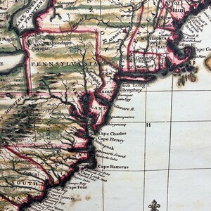 Puede incluir: Un mapa antiguo del este de los Estados Unidos, que muestra los estados de Nueva York, Pensilvania, Nueva Jersey, Maryland, Virginia, Carolina del Norte, Carolina del Sur y Massachusetts. El mapa est&aacute; dibujado a mano y presenta una rosa de los vientos en la esquina inferior derecha.