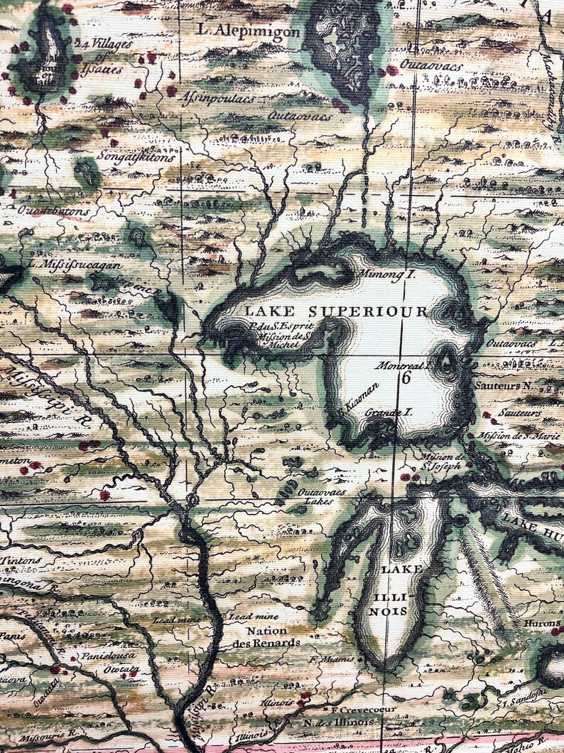 Puede incluir: Un mapa antiguo de la regi&oacute;n de los Grandes Lagos de Am&eacute;rica del Norte, con texto escrito a mano en franc&eacute;s e ingl&eacute;s. El mapa muestra la ubicaci&oacute;n de varias tribus nativas americanas, r&iacute;os y lagos, incluyendo el lago Superior, el lago Hur&oacute;n y el lago Illinois. El mapa est&aacute; dibujado con tinta marr&oacute;n, verde y negra sobre un fondo crema.