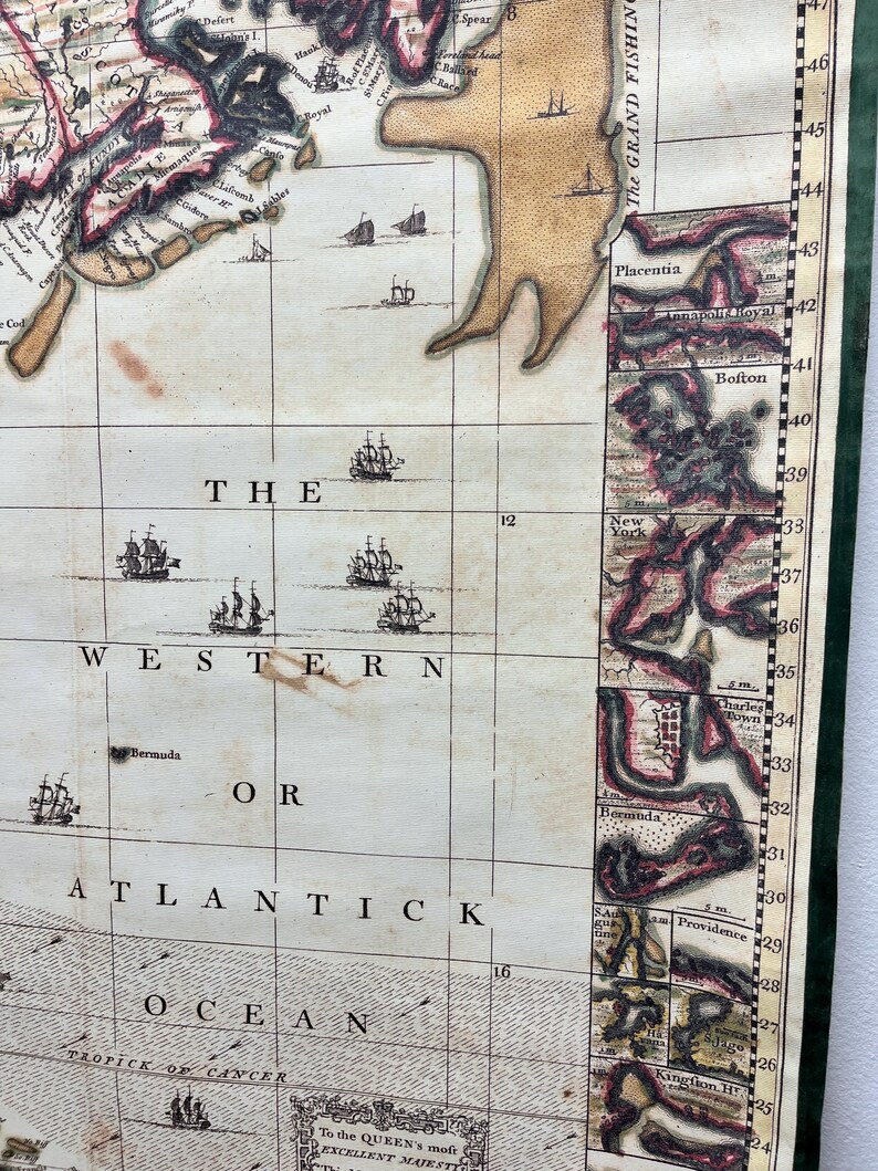 Puede incluir: Un mapa antiguo del Oc&eacute;ano Occidental o Atl&aacute;ntico, con una cuadr&iacute;cula de l&iacute;neas de longitud y latitud. El mapa muestra las costas de Am&eacute;rica del Norte y partes de Europa. El mapa est&aacute; impreso en papel y tiene un esquema de color marr&oacute;n, verde y rojo.