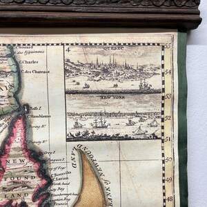 Puede incluir: Un mapa antiguo de Terranova, Canad&aacute;, con una ilustraci&oacute;n detallada de la costa de la isla y las aguas circundantes. El mapa est&aacute; enmarcado en un marco de madera oscura y presenta una escala en grados a lo largo del lado derecho.