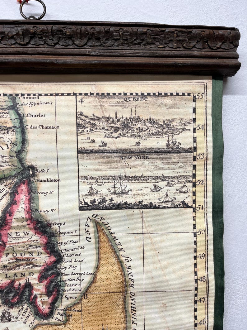 Puede incluir: Un mapa antiguo de Terranova, Canad&aacute;, con una ilustraci&oacute;n detallada de la costa de la isla y las aguas circundantes. El mapa est&aacute; enmarcado en un marco de madera oscura y presenta una escala en grados a lo largo del lado derecho.