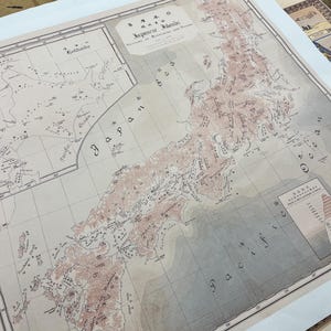 Japanse Nippon topografische oude kaart 1885, met Hokkaido-inzetkaart, systeem van Japanse bergen en Japanse rivieren, Tokio, neutrale kleuren
