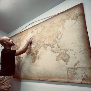Mappa del mondo a scomparsa di grandi dimensioni 90''x55'', Zmaps, Aristocratmaps, Mappa del mondo moderna in stile old fashion dalla Slovenia. Per grandi case o salotti