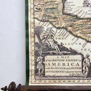 Puede incluir: Un mapa vintage del Imperio Brit&aacute;nico en Am&eacute;rica, con asentamientos franceses y espa&ntilde;oles, impreso en un rollo con un list&oacute;n de madera. El mapa est&aacute; en blanco y negro con detalles dibujados a mano e incluye el texto "A Map of the British Empire in America with the French and Spanish Settlements adjacent thereto by Hen. Popple."